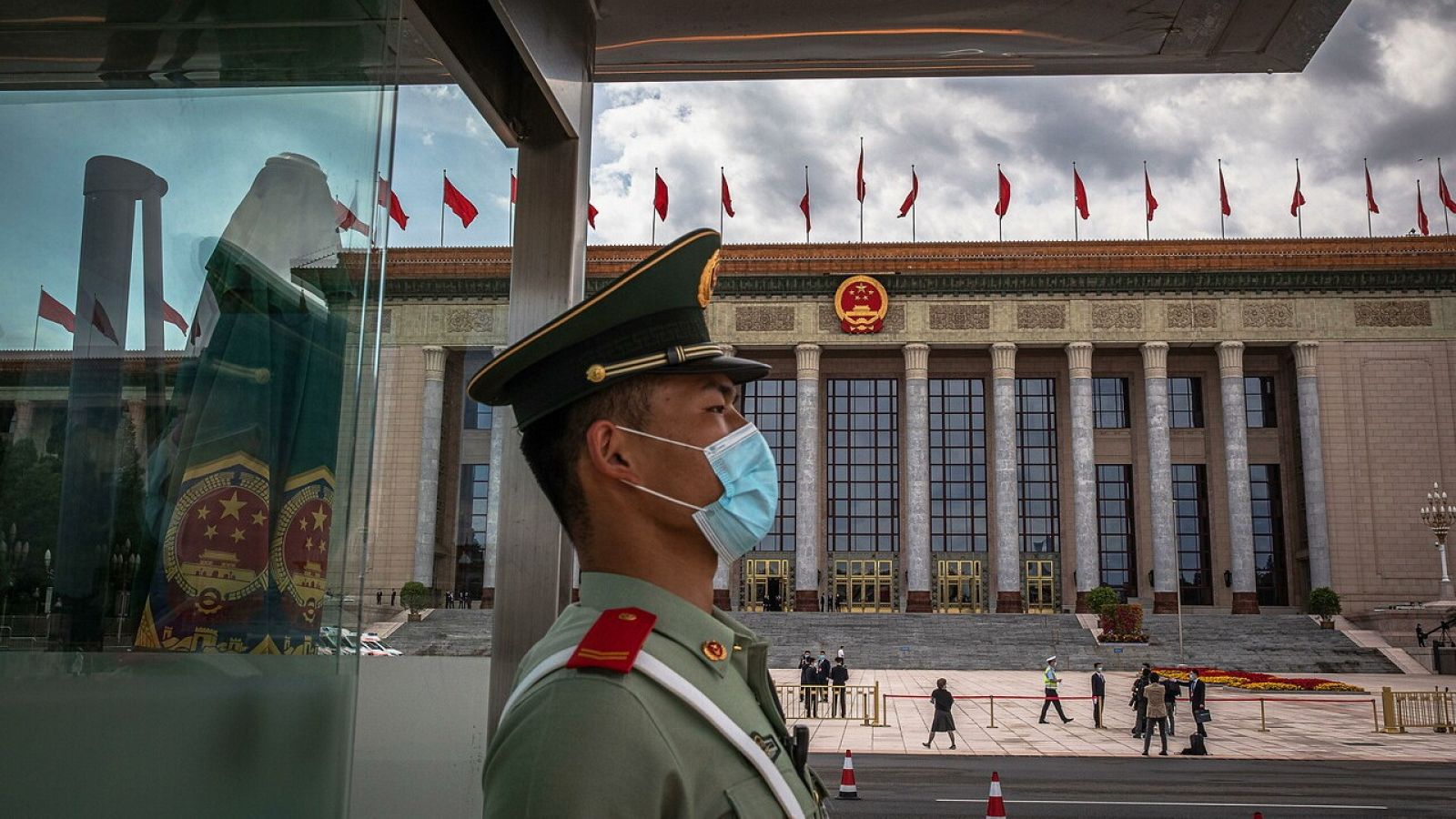 Un soldado con mascarilla monta guardia durante la Asamblea Popular Nacional