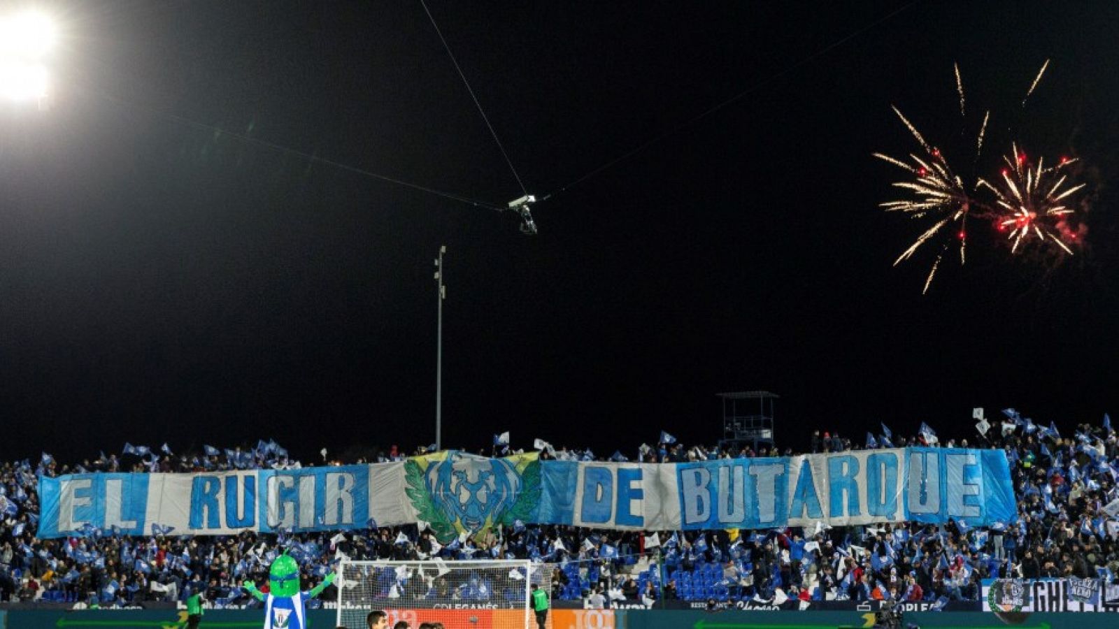 La afición del Leganés durante el partido de la jornada 20 de LaLiga en el Estadio de Butarque.