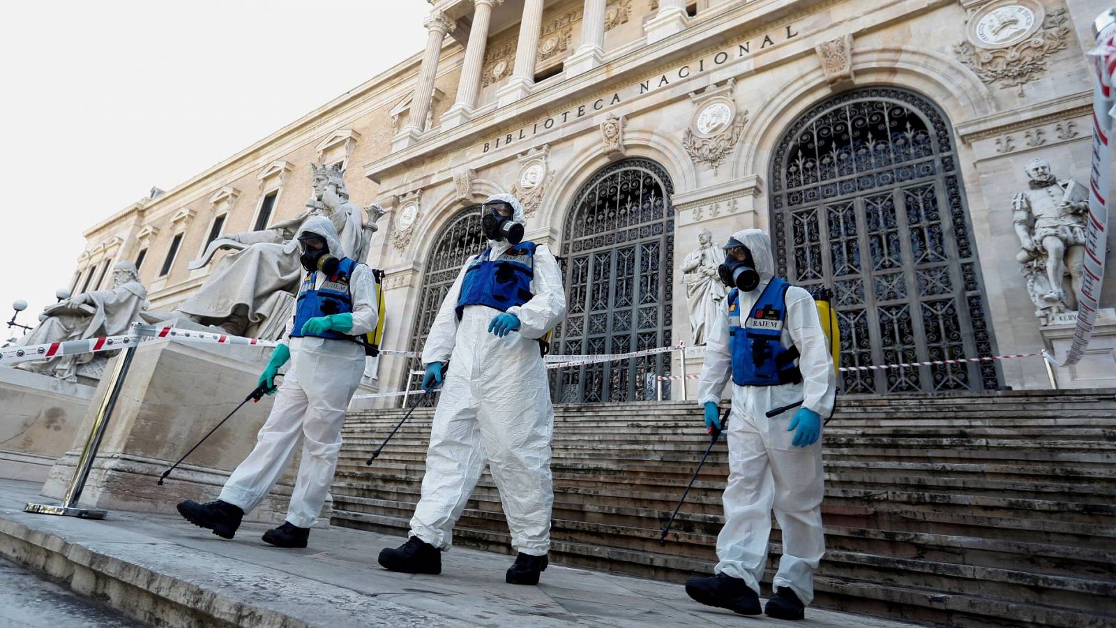 Miembros de la Unidad Militar de Emergencias (UME)muestran los procedimientos y la metodología que debe aplicarse en la desinfección y protección de ámbitos patrimoniales