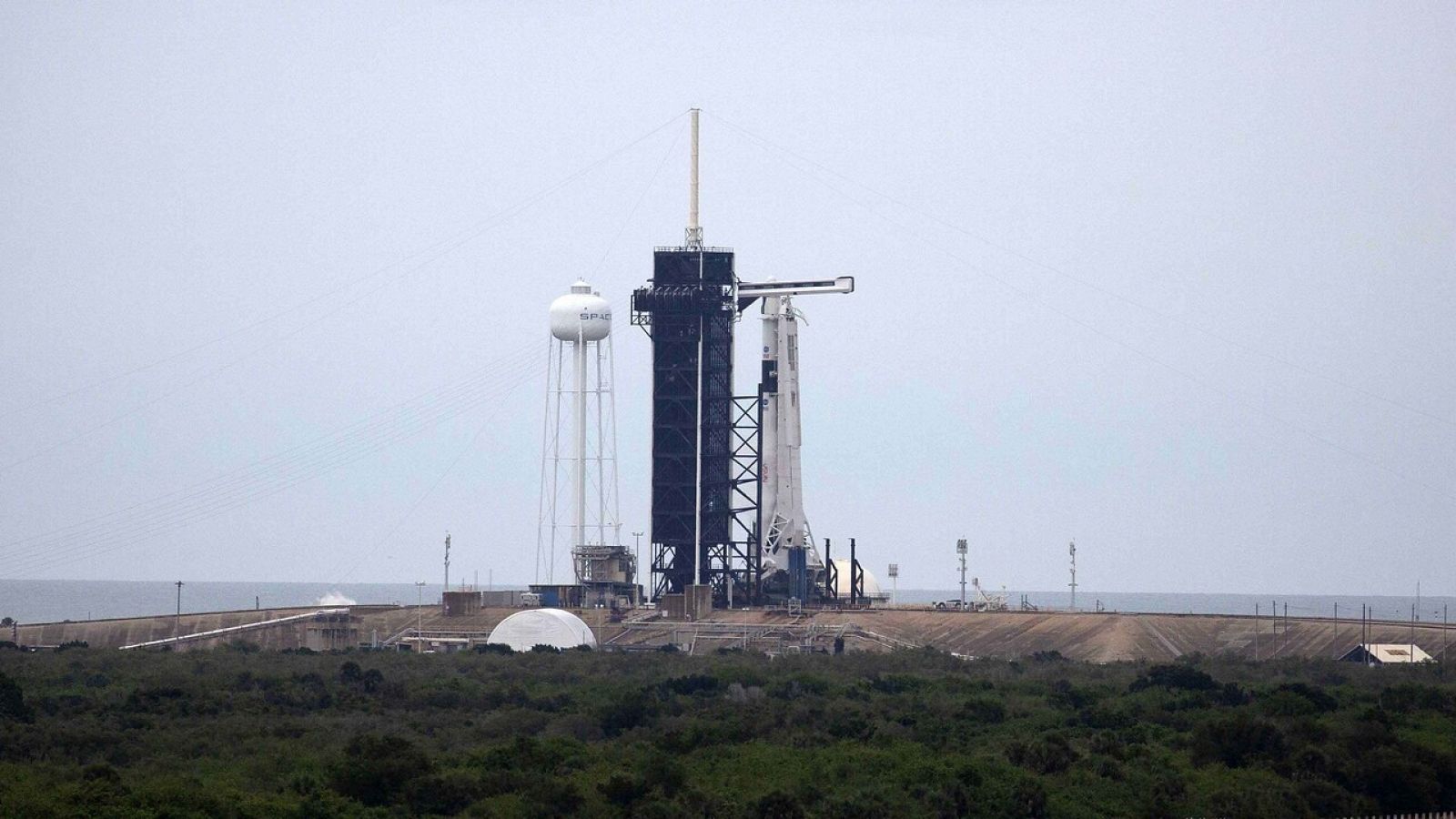 El cohete SpaceX con la nave espacial tripulada en la plataforma de lanzamiento