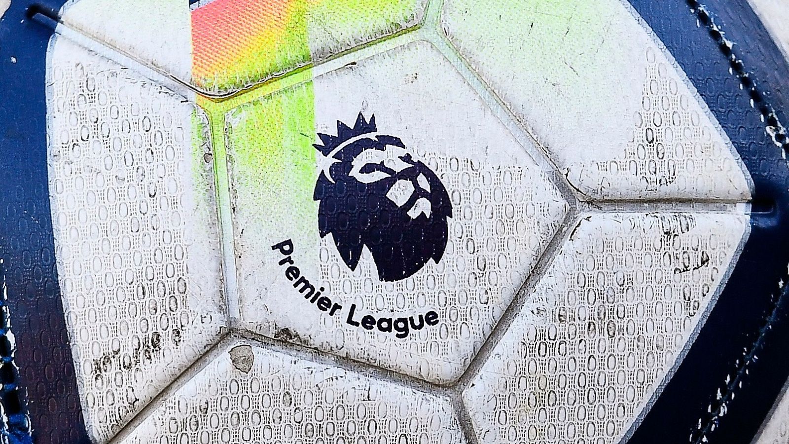  El logo de la Premier League en un balón de la competición