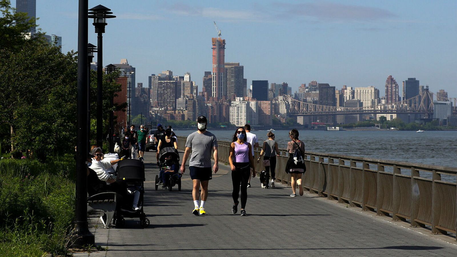 Personas caminando a lo largo del East River en el Día de los Caídos en Nueva York, Nueva York, EE. UU.