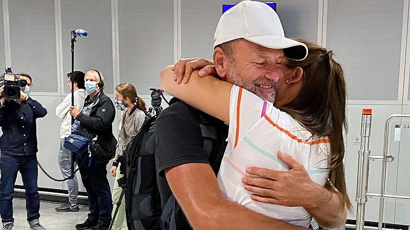 Besos, abrazos, o contacto entre niños no convivientes no están permitidos durante la desescalada.