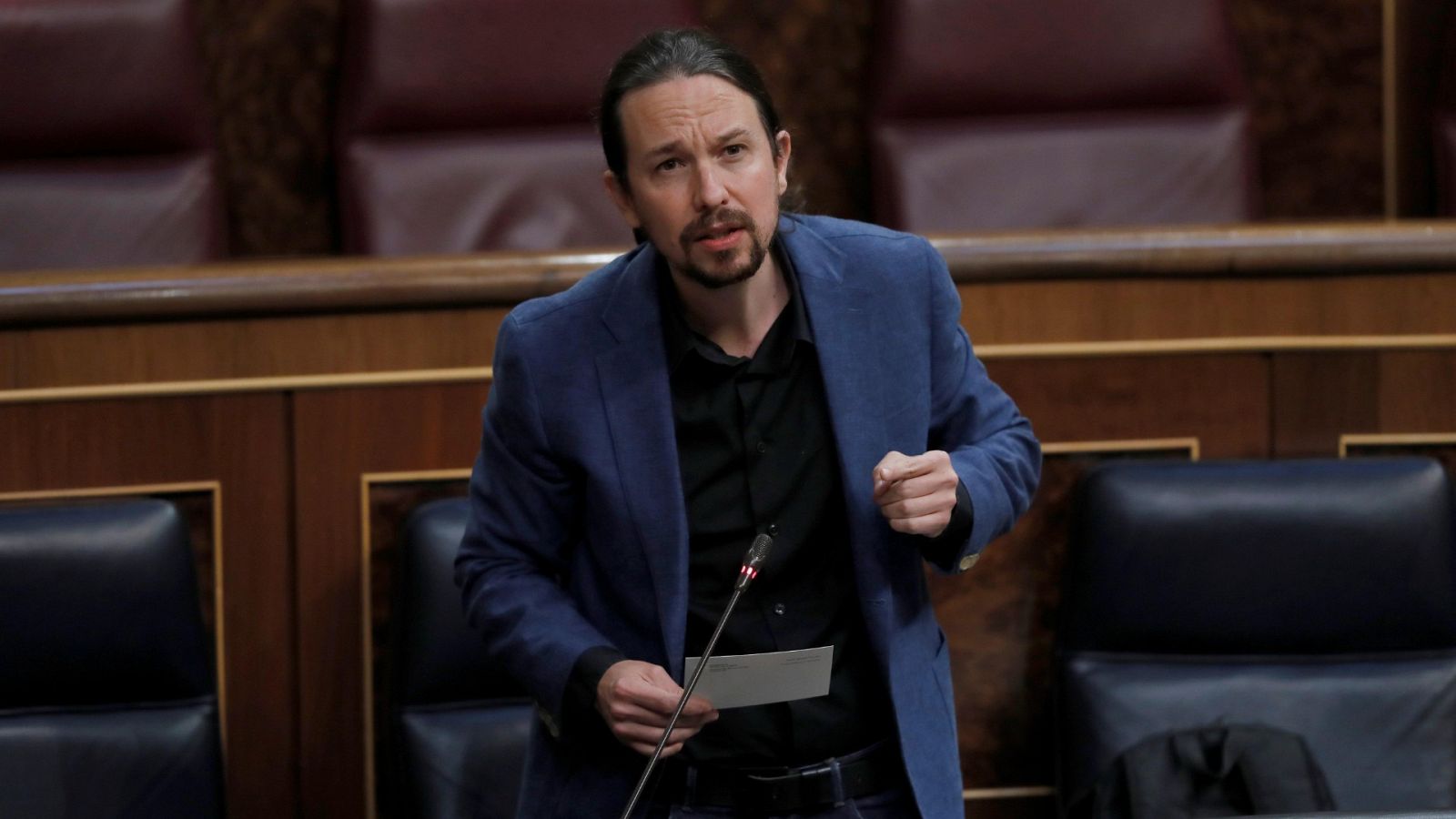 Pablo Iglesias interviene desde la tribuna del Congreso en una sesión de control al Gobie