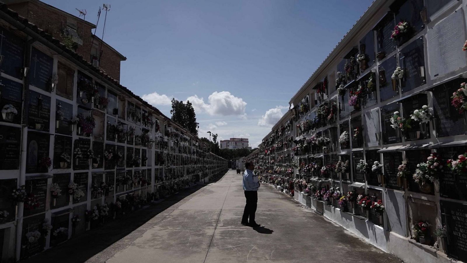 El cementerio de San Rafael, en Córdoba, recibe sus primeros visitantes tras el confinamiento por el coronavirus