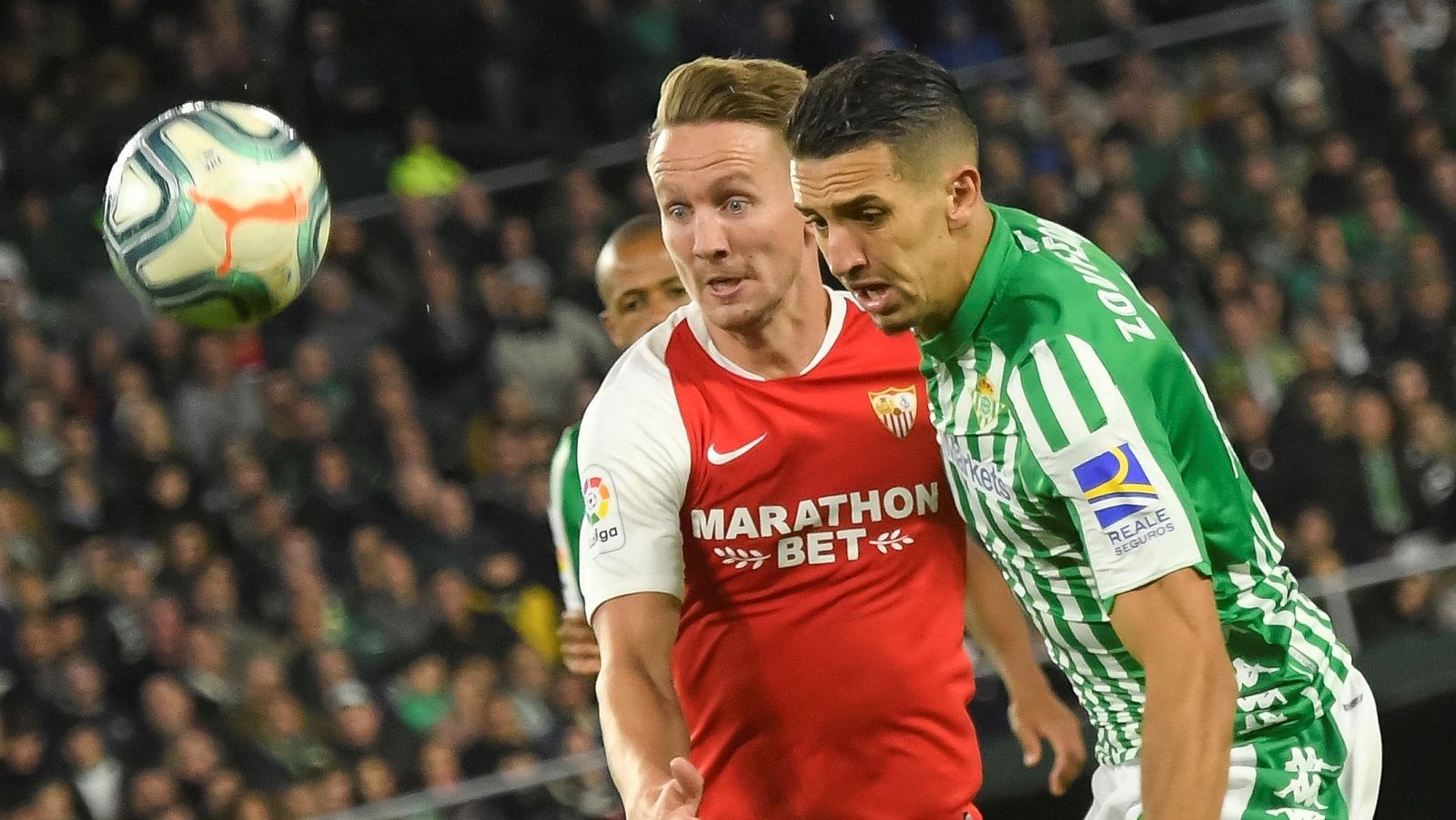  De Jong (i) y Feddal luchan por el balón en el último derbi