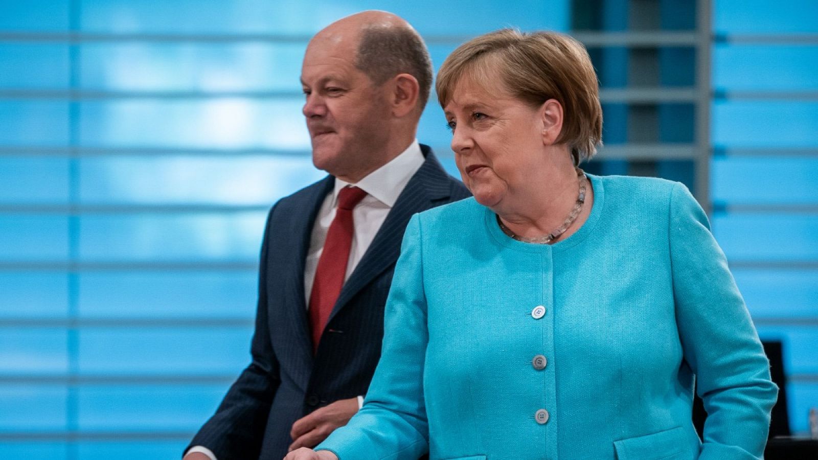 La canciller alemana, Angela Merkel, y el Ministro de Finanzas y Vicecanciller, Olaf Scholz, llegan a la reunión semanal del gabinete el 3 de junio de 2020