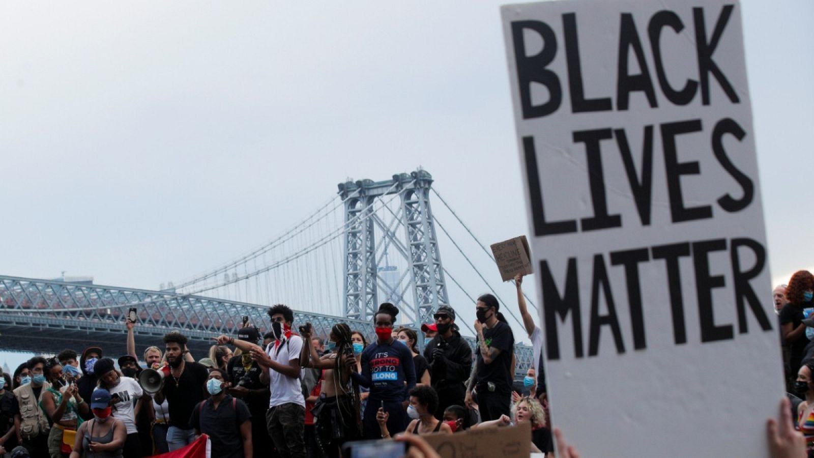 Cientos de manifestantes participan en las protestas Black Lives Matters en el barrio de Brooklyn de la ciudad de Nueva York