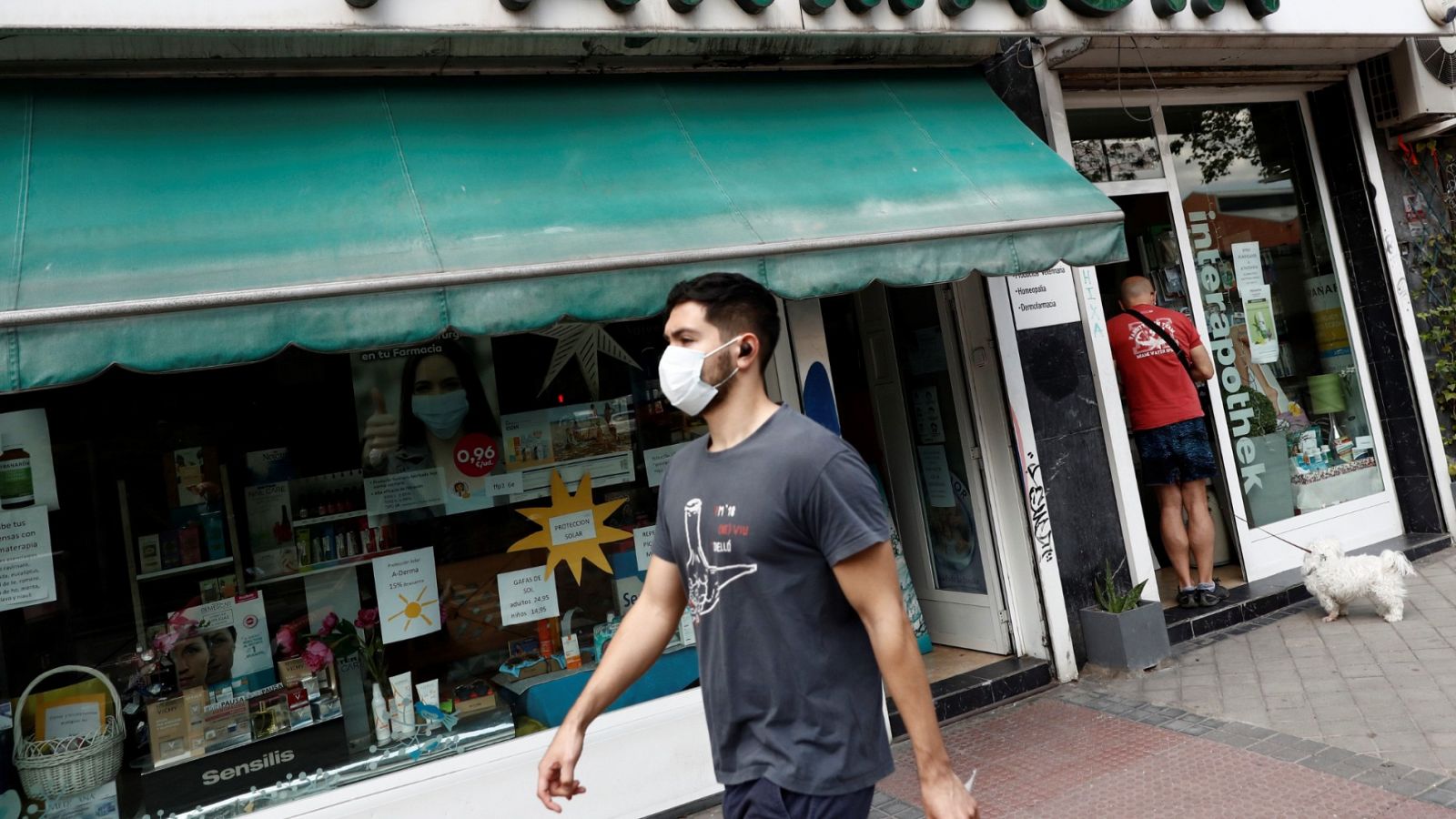 Un hombre pasea por Madrid con mascarilla