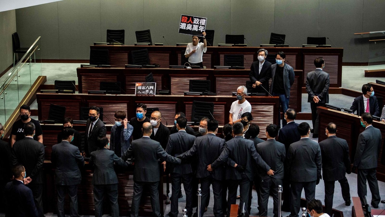 El Legislativo de Hong Kong aprueba la polémica ley del himno nacional chino