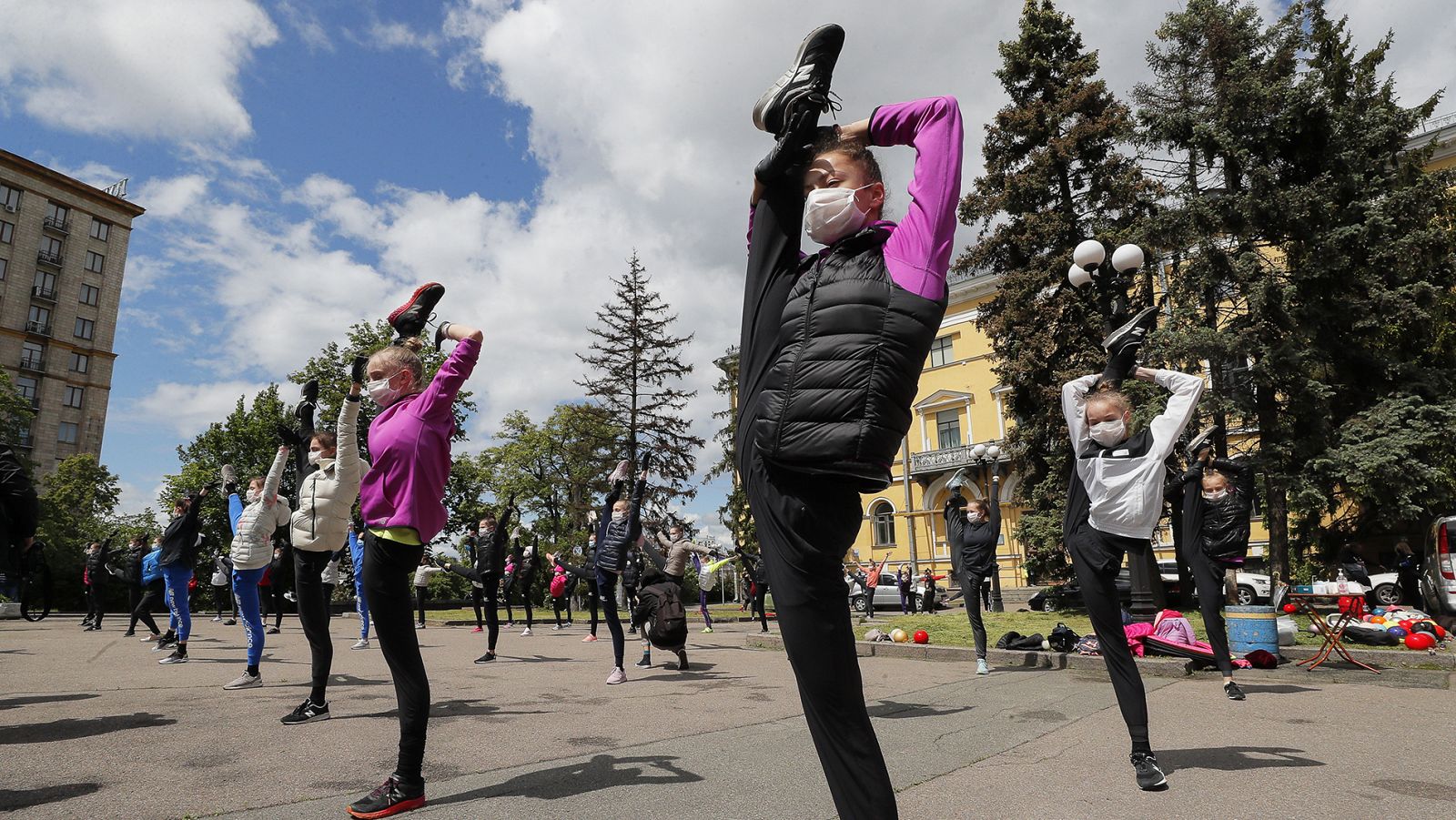 Gimnastas de la Escuela Deriugina entrenan al aire libre en Kiev, sede de los Europeos.