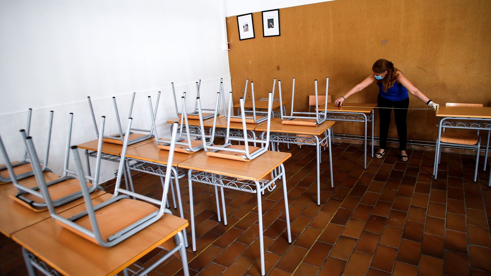 Imagen de una escuela preparándose para abrir las aulas a la llegada de alumnos.