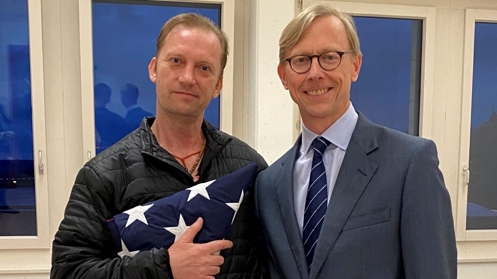 Brian Hook, el encargado de Irán del Departamento de Estado de EE.UU., y el exmilitar estadounidense Michael White, que llevaba dos años detenido en la República Islámica y fue liberado este jueves.