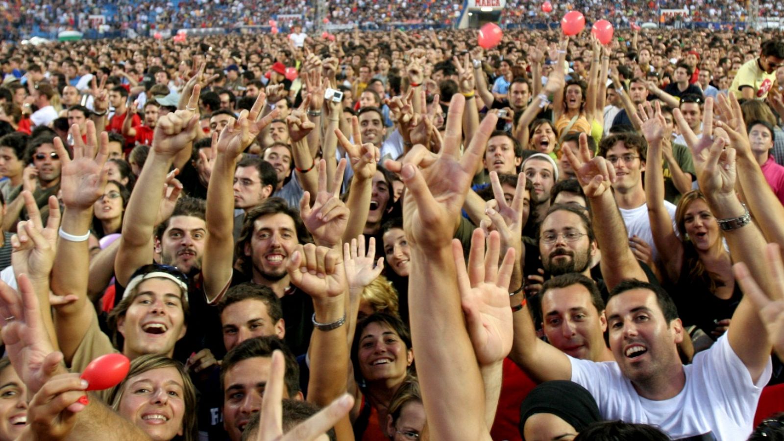 Asistentes a un concierto en directo de la banda irlandesa U2 en Madrid.