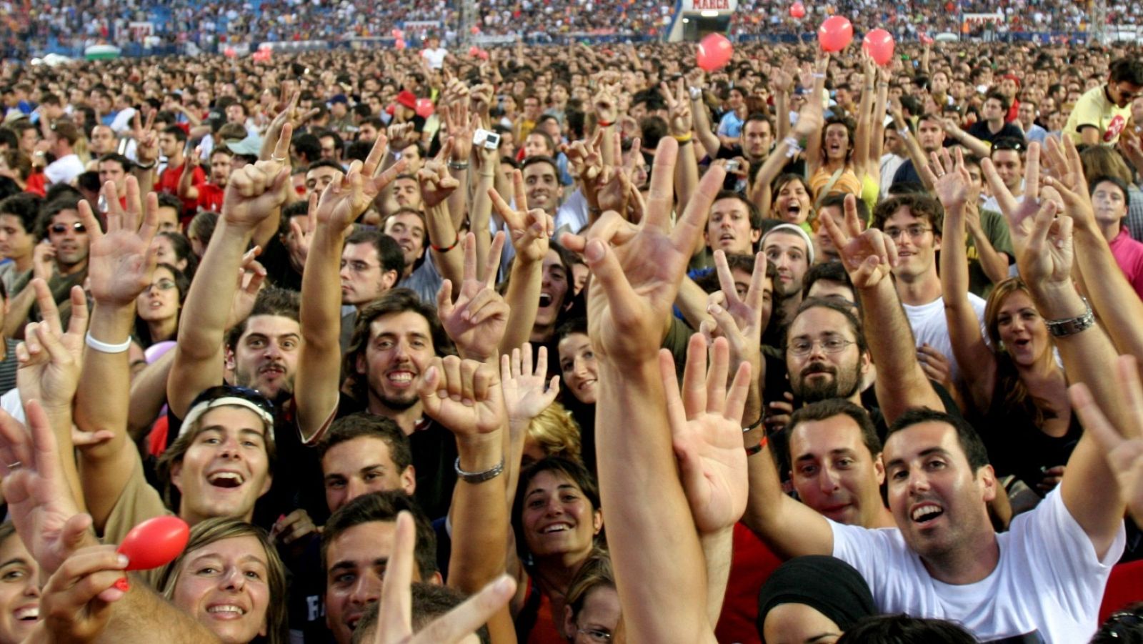 Asistentes a un concierto en directo de la banda irlandesa U2 en Madrid.