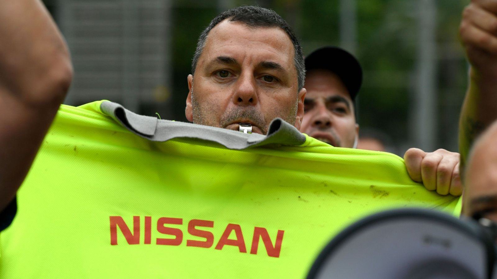 Empleados de Nissan protestan contra el cierre de la planta del fabricante de automóviles japonés en Barcelona