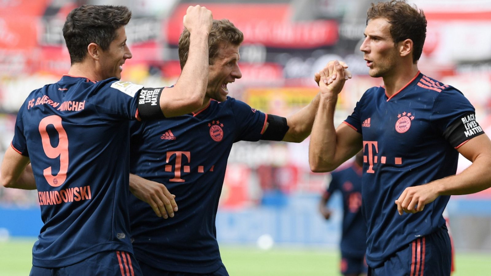 Los jugadores del Bayern celebran el gol de Lewandowski