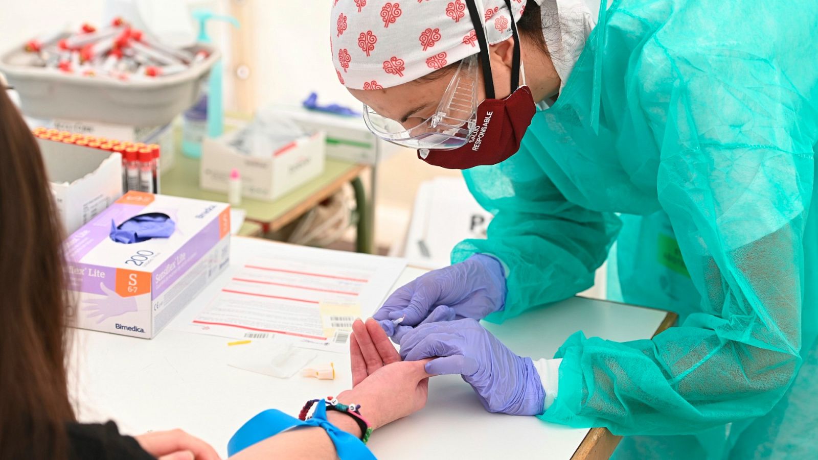 Una mujer se somete a un análisis para conocer si ha generado anticuerpos contra el coronavirus