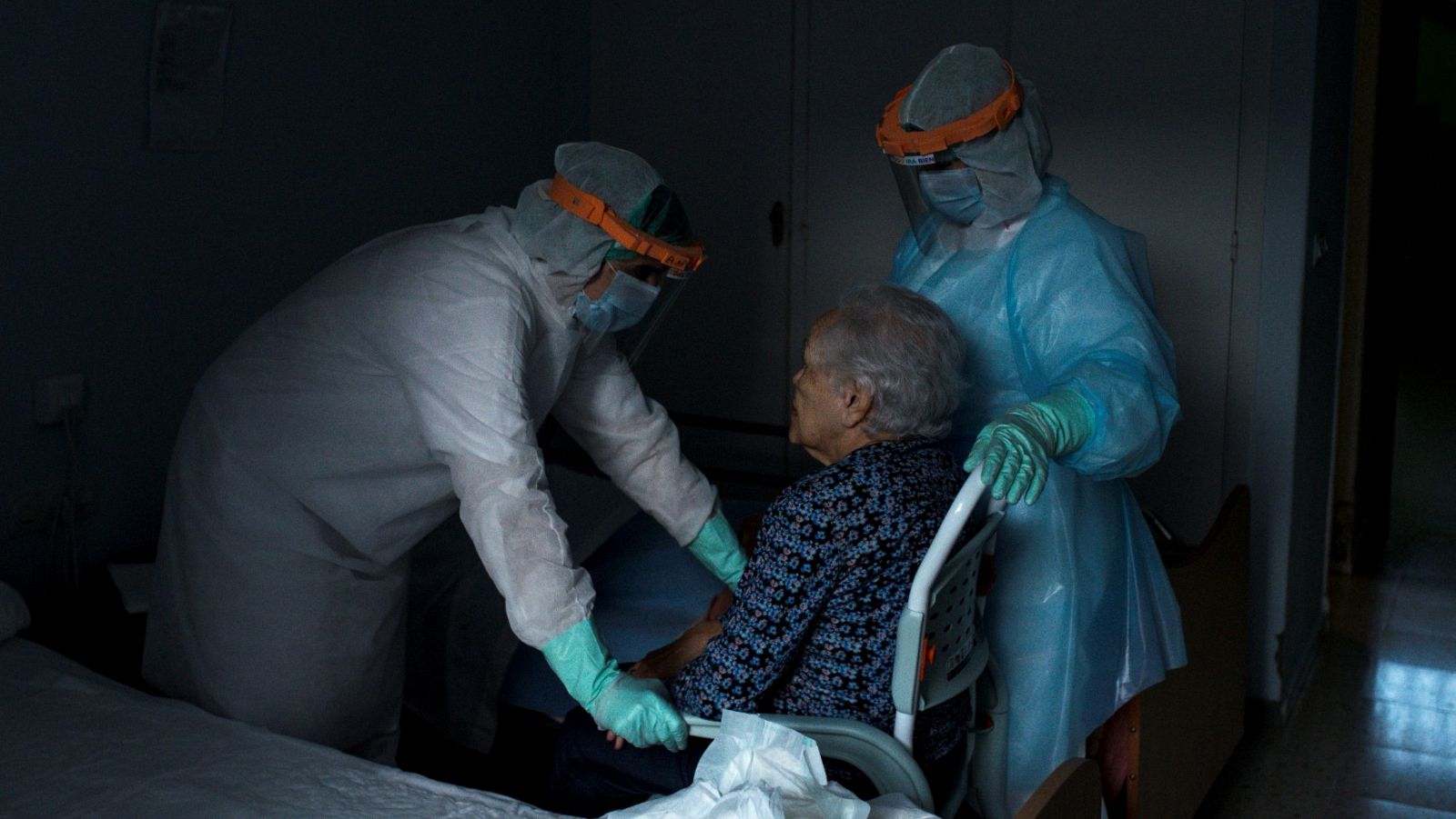 Dos trabajadoras de la residencia San Carlos de Celanova (Ourences) se disponen a acostar a Clebella, de 84 años.