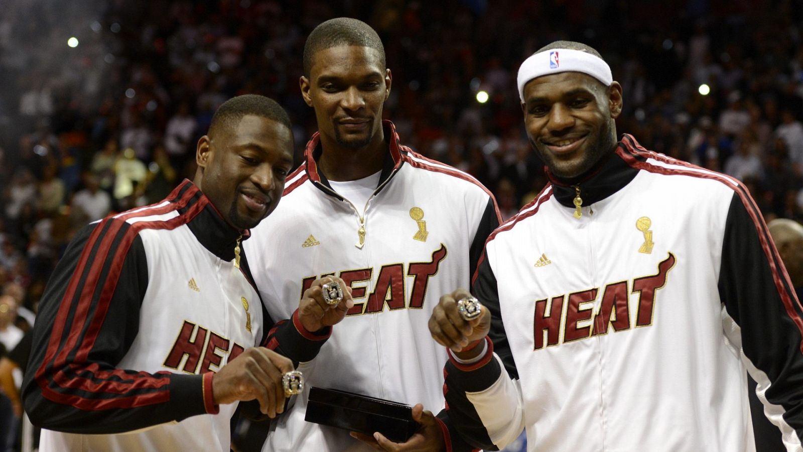 Wade (i), Bosh (c) y James (d) posan con el anillo de campeones de la NBA
