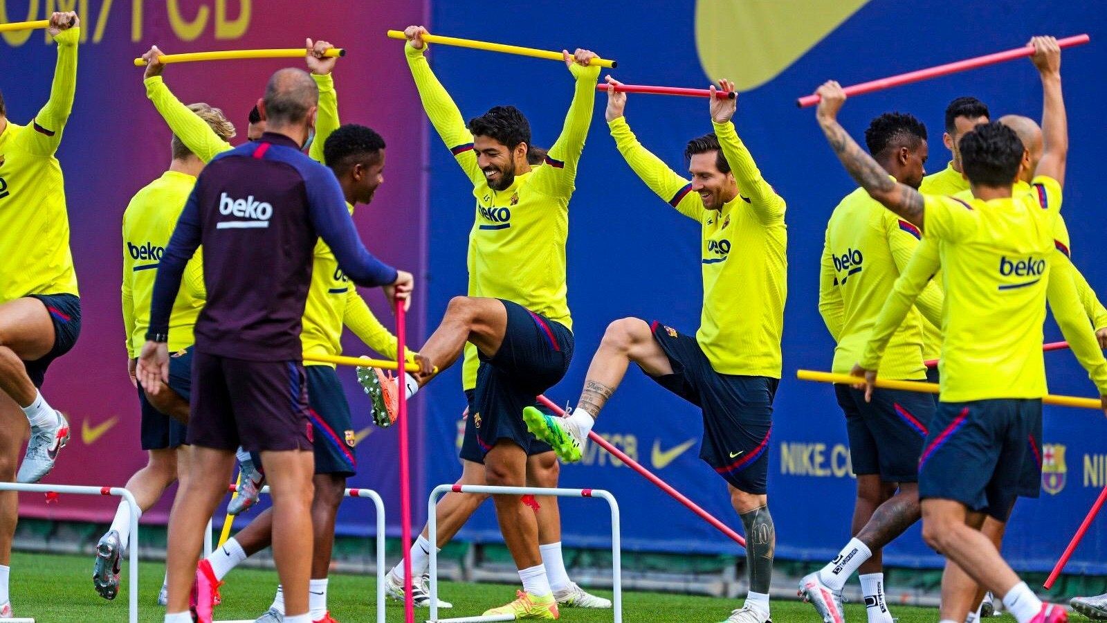  Leo Messi (d) y Luiz Suárez (i) durante el entrenamiento de este lunes