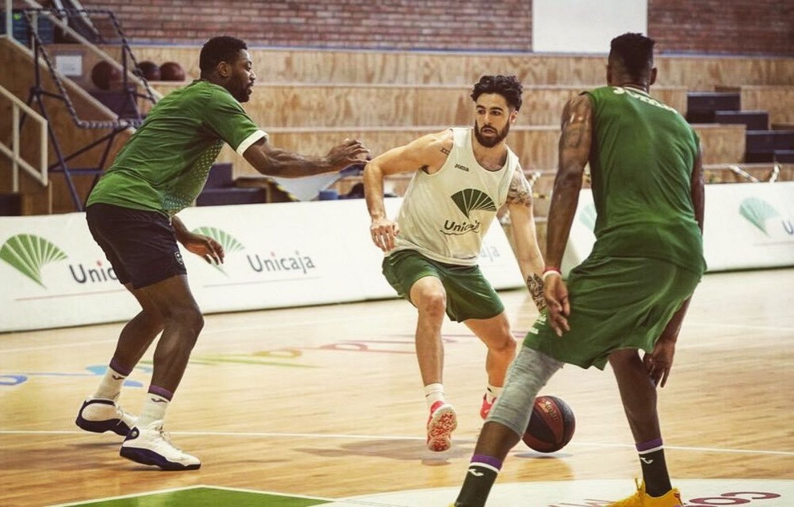 Tres jugadores de Unicaja durante un entrenamiento