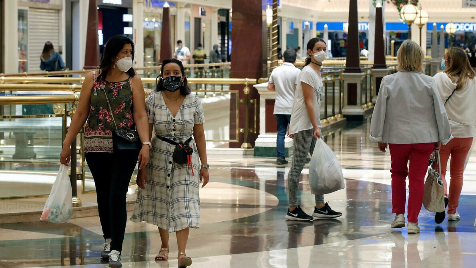 Varias personas en un centro comercial de Barcelona este lunes. 