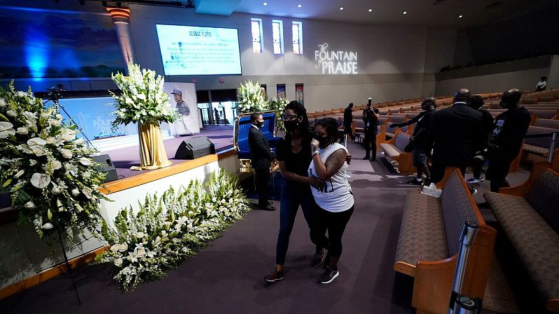 Asistentes al velatorio de Floyd le dan el último adiós en Houston, Texas