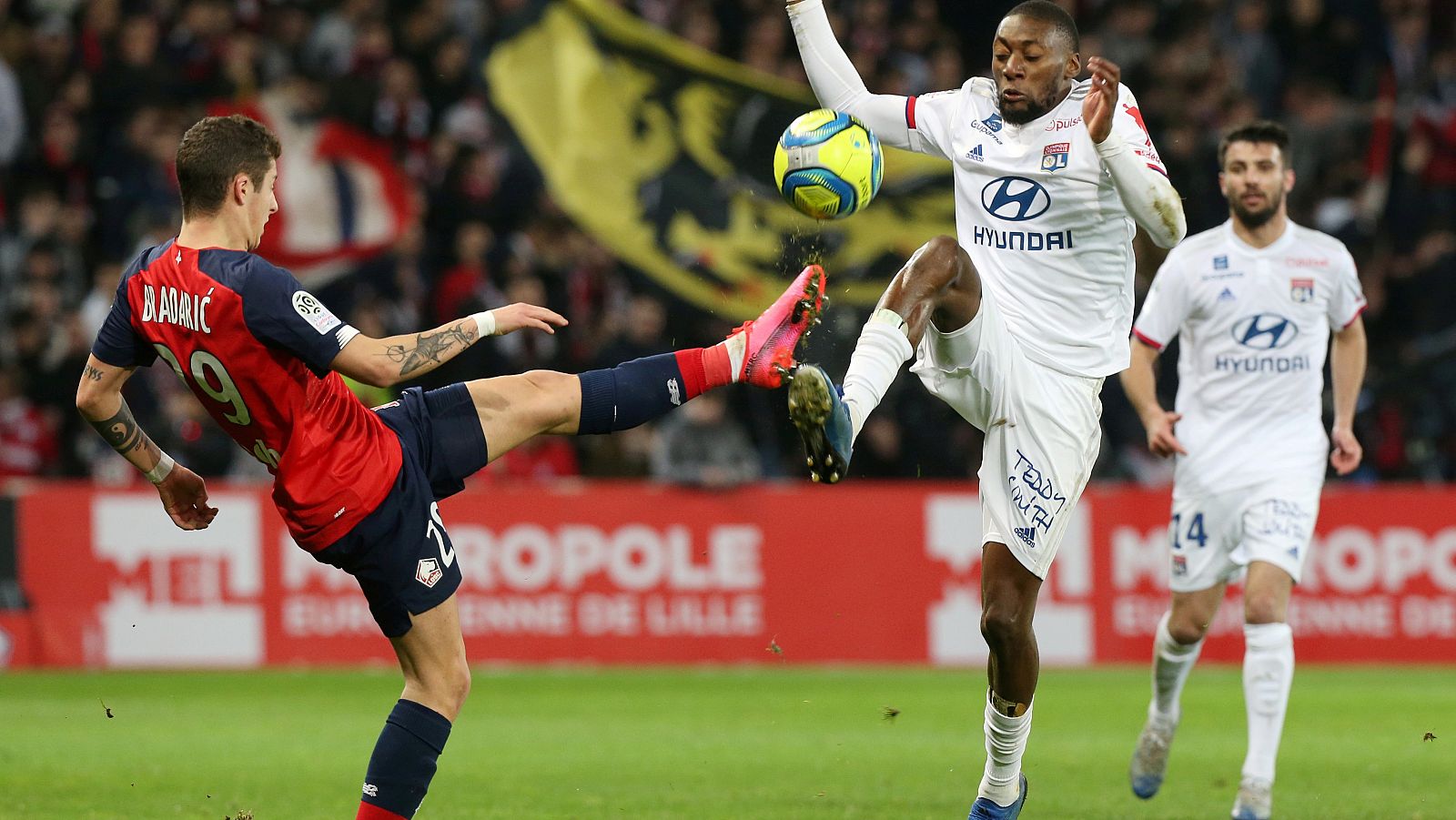 Lance de un partido entre el Lille y el Olympique Lyonnais