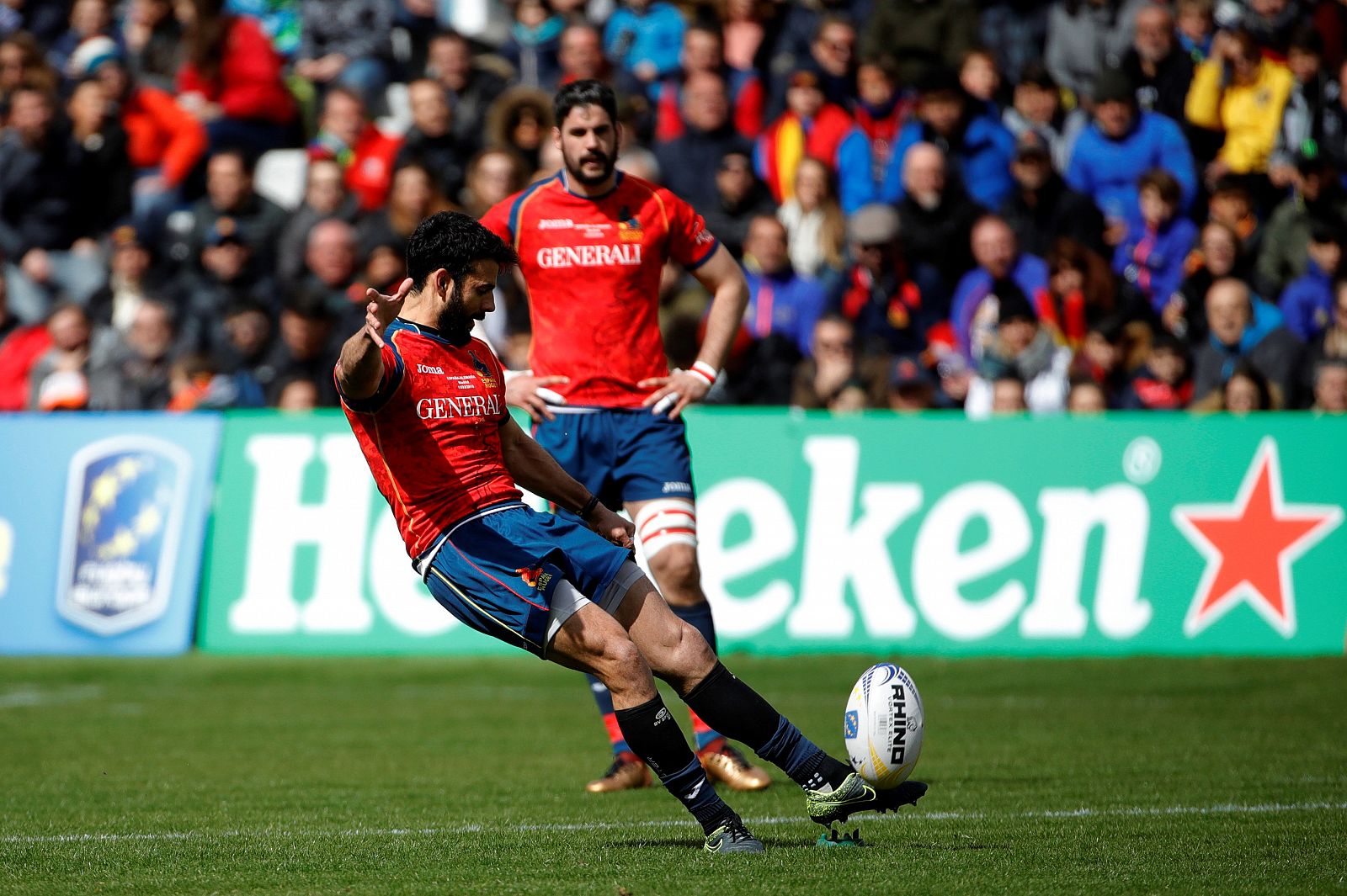 Imagen de archivo, el jugador de la selección española de rugby, Mathieu Peluchon, despeja el balón, durante un partido.