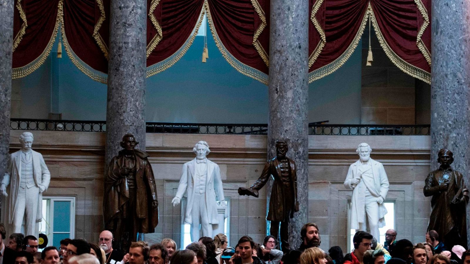 Turistas visitan el Statuary Hall en el Capitolio, en Washington, DC., Estados Unidos