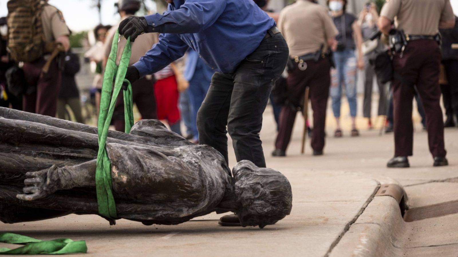Los manifestantes derriban la estatua de Cristóbal Colón en Saint Paul, Minnesota