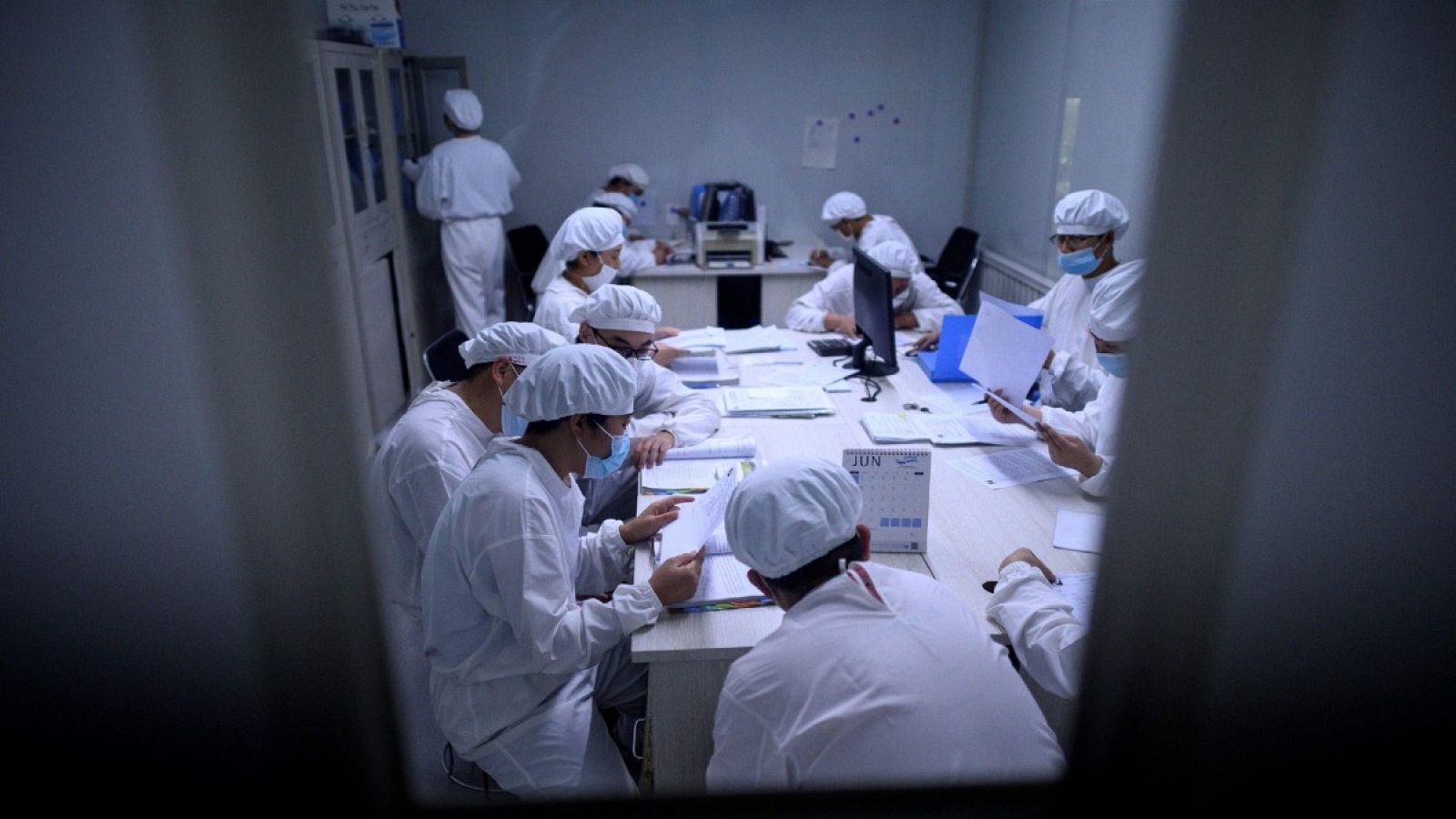 Los investigadores trabajan en un laboratorio de la empresa Yisheng Biopharma en Shenyang, en la provincia de Liaoning, al noreste de China. La compañía es una de las muchas en China que están tratando de desarrollar una vacuna para el coronavirus CO