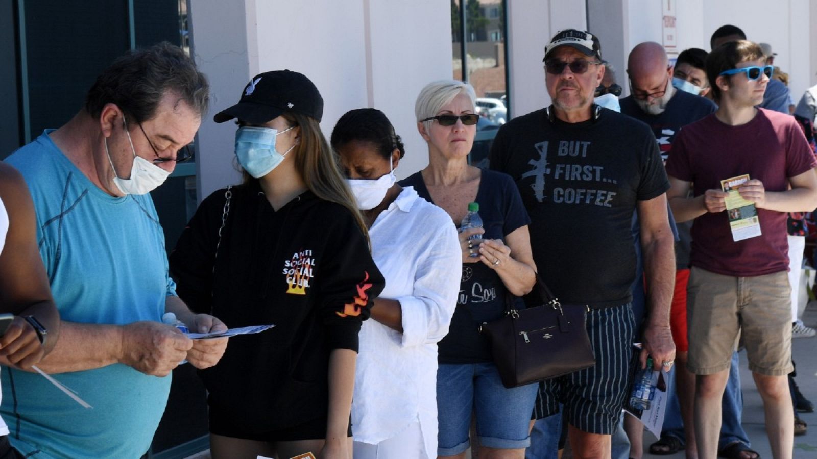 Un grupo de personas, algunas con mascarilla, se inscribe para votar en el estado de Nevada