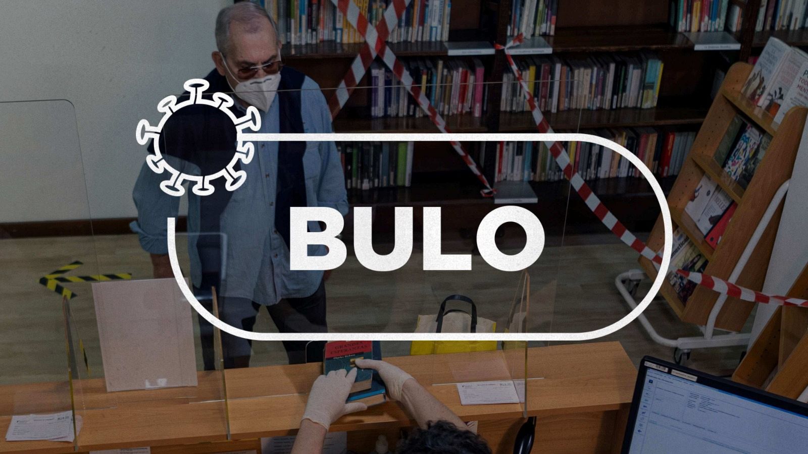 Una persona con mascarilla hace gestiones en una oficina bajo el sello con la palabra "bulo".