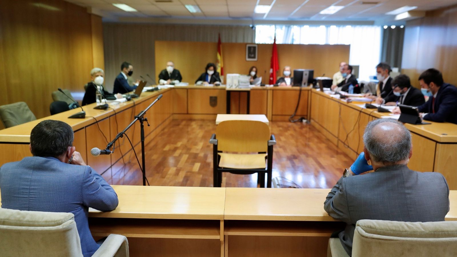  El exdirector adjunto operativo (DAO) de la Policía Eugenio Pino (d) y el inspector jefe Bonifacio Díez Sevillano (i) durante la vista oral del juicio este martes.