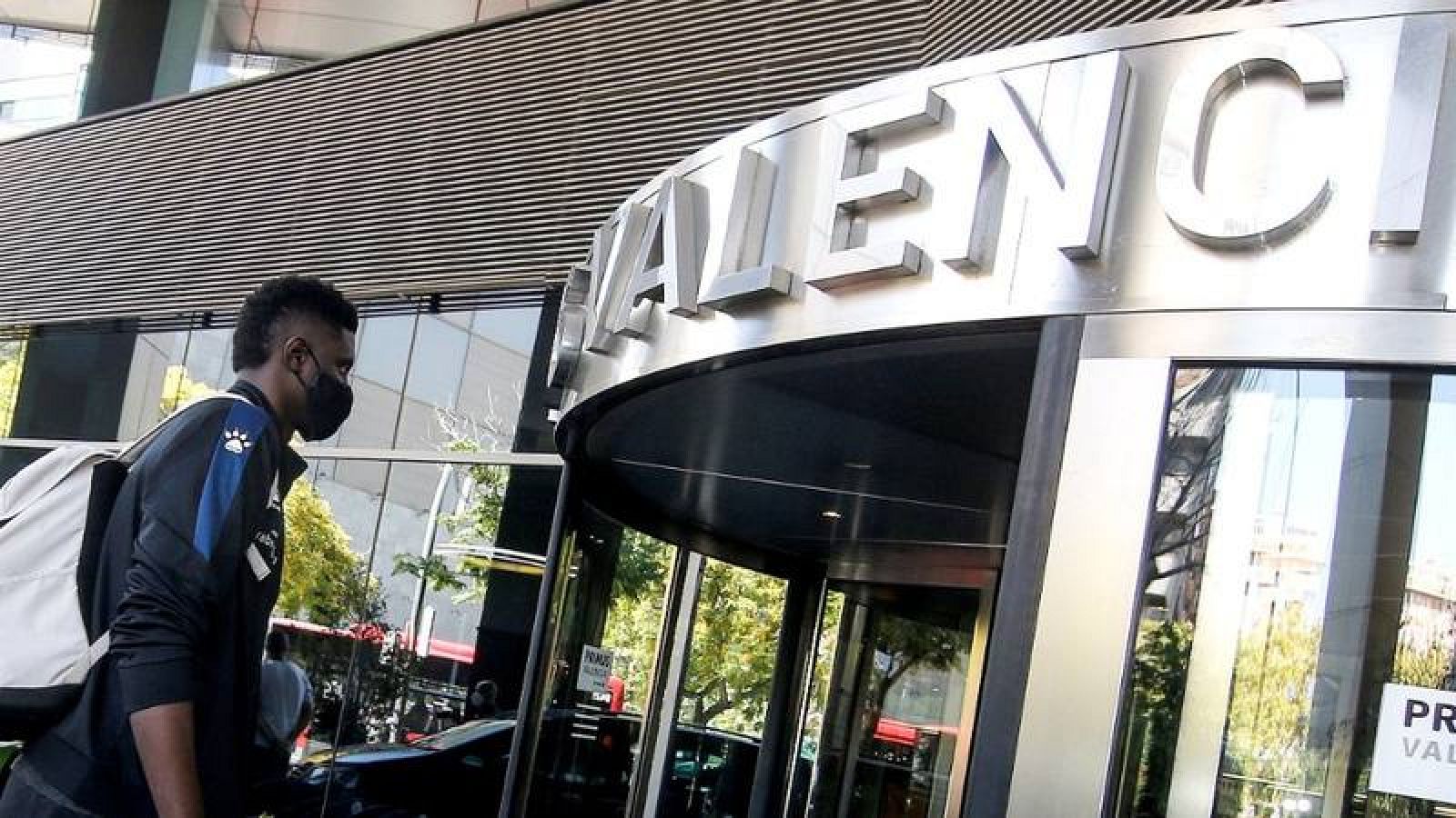 El jugador del Saski Baskonia, Youssoupha Fall, a su llegada al hotel de concentración en Valencia.