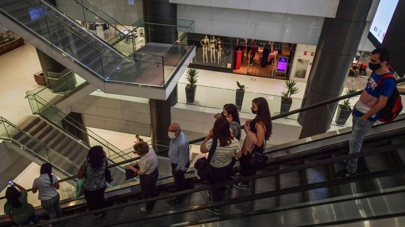 Gente en una ecalera mecánica de un centro comercial en Sao Paulo.
