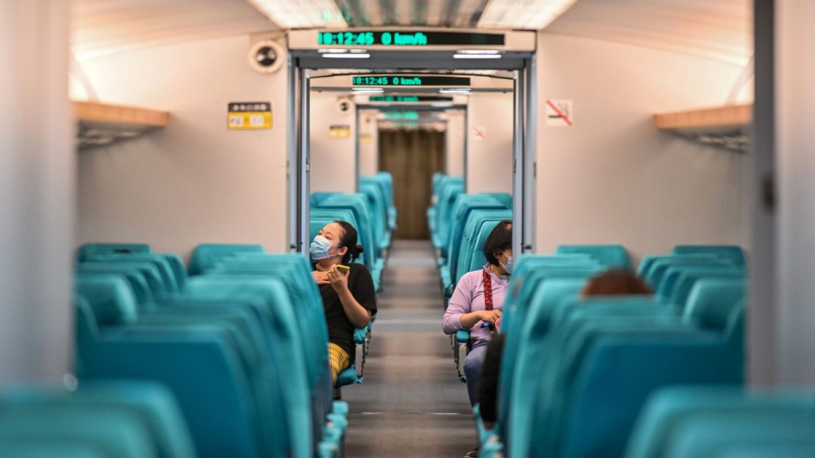 Dos mujeres viajan a Shanghái con mascarilla en un tren de alta velocidad en China