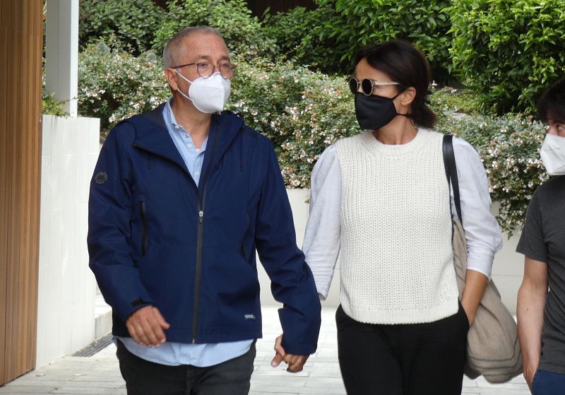 Xavier Sardà y su mujer, Ana Gutiérrez, acuden al tanatorio donde se encuentran los restos mortales de Rosa María Sardà