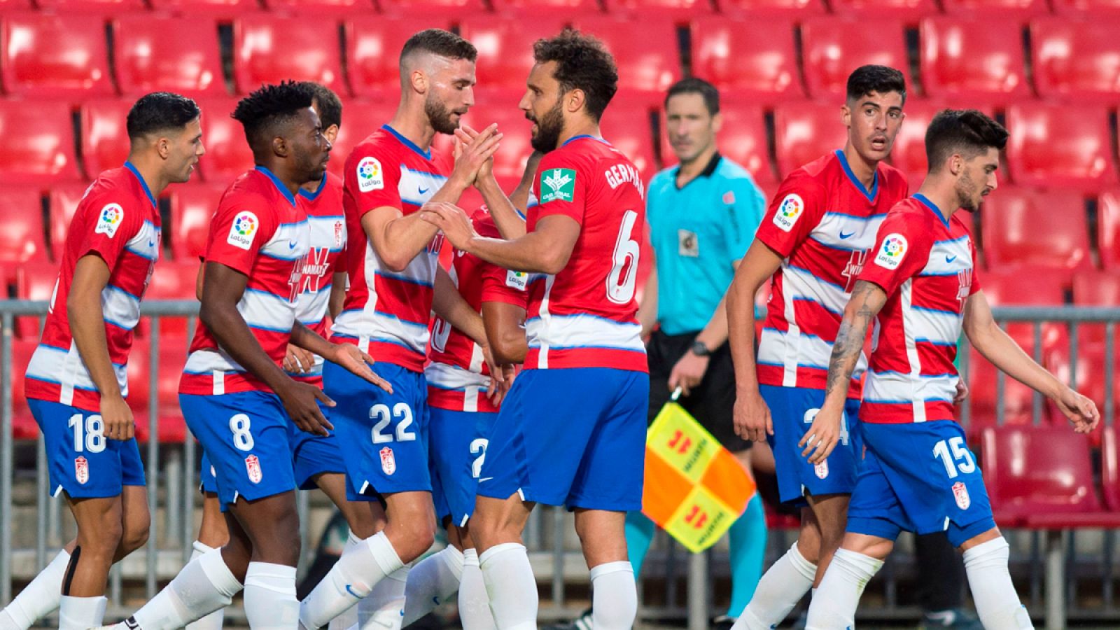 Los jugadores del Granada celebran uno de los tantos de Carlos Fernández