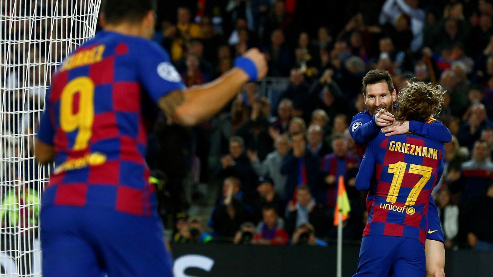 Leo Messi se abraza a su compañero Antoine Griezmann (de espaldas), mientras agradece el gol a Luis Suárez.
