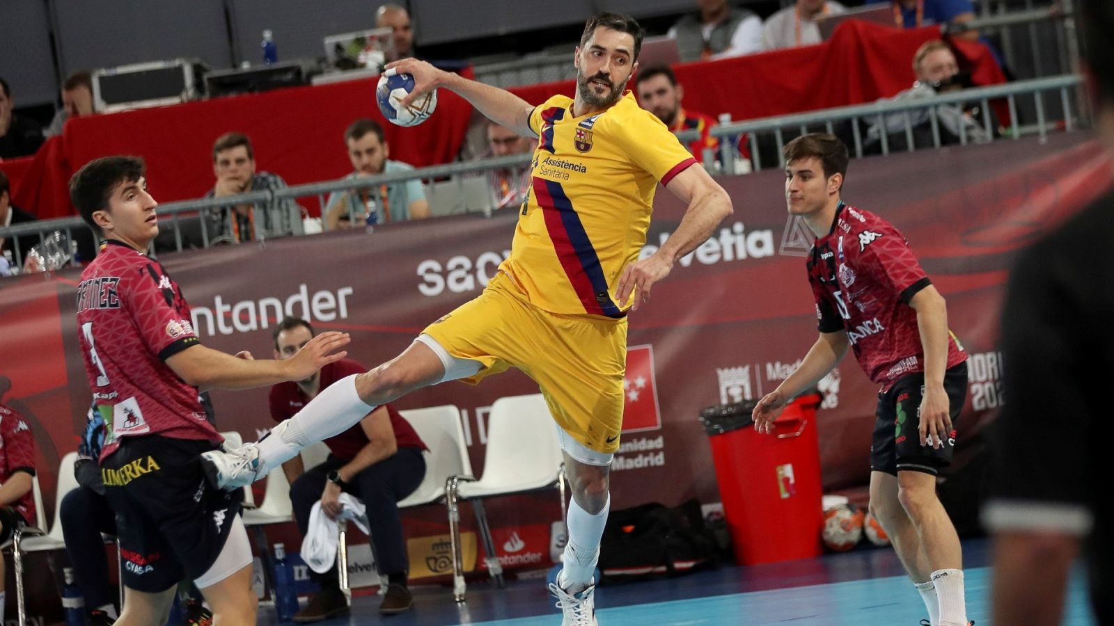 El jugador del FC Barcelona, Raúl Entrerrios (c), supera a los defensores de Ademar León durante el partido de semifinales de la Copa del Rey