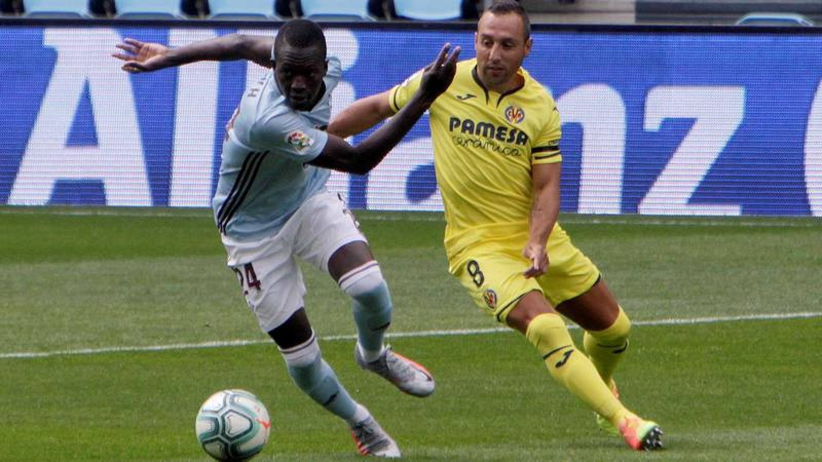 Pape Cheikh y Cazorla, en un lance del partido.