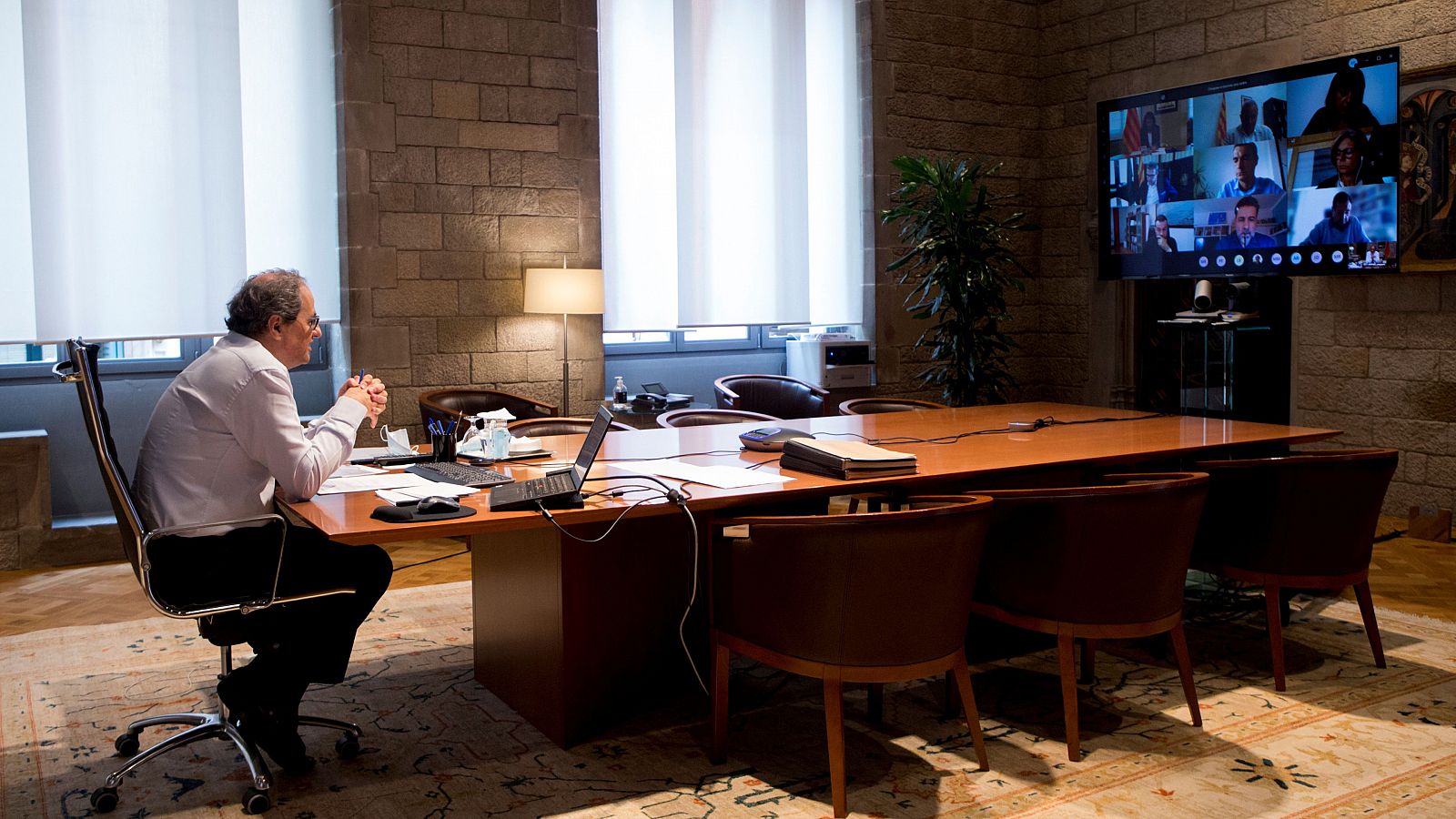 El presidente de la Generalitat, Quim Torra, durante un encuentro telemático con representantes locales de Barcelona.