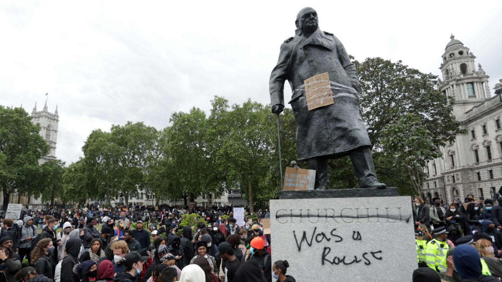 La estatua de Winston Churchill grafiteada con las palabras "era un racista" en su pedestal, en Parliament Square, en el centro de Londres