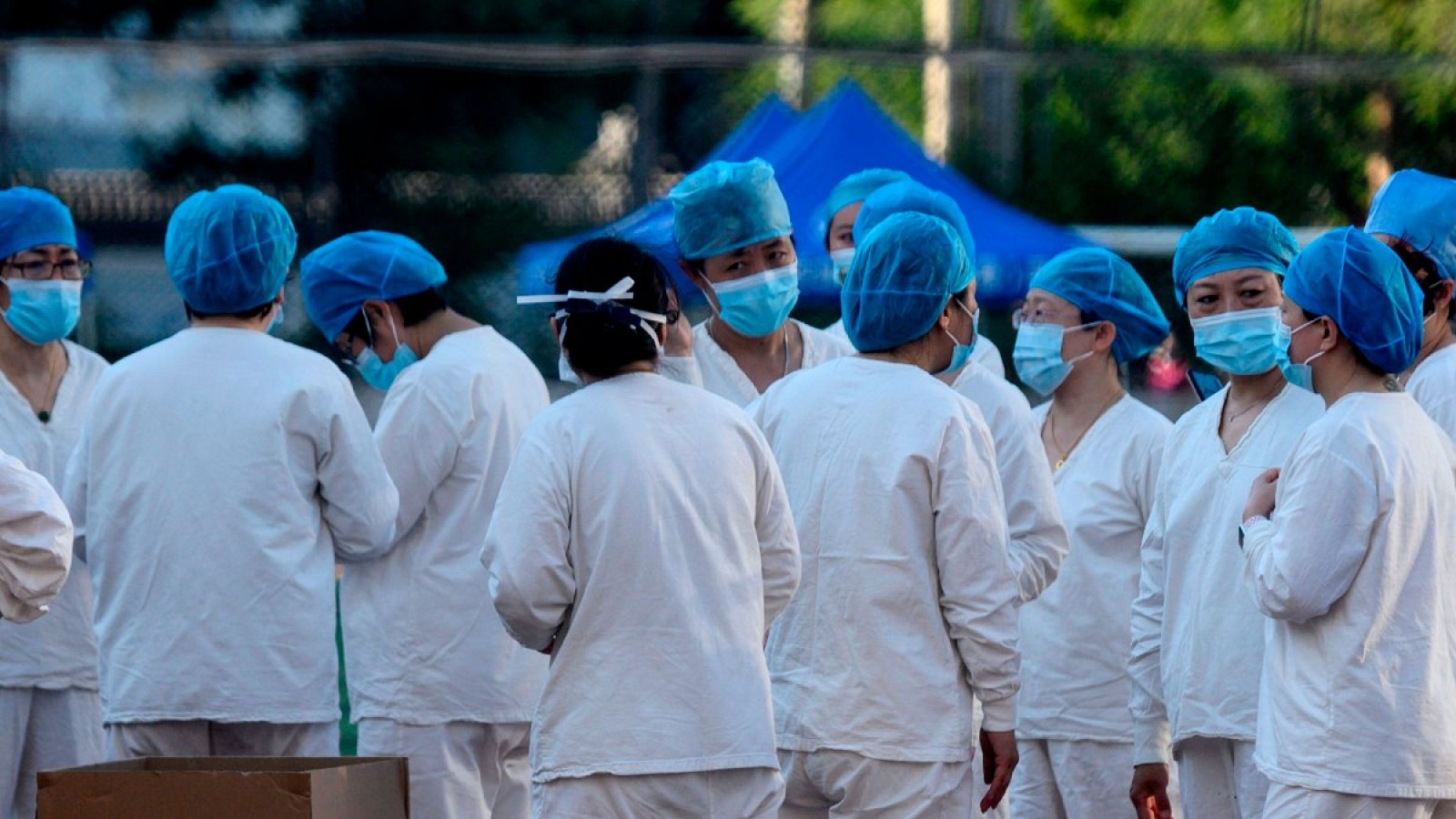 El personal médico se reúne en el Centro Deportivo Guang'an para realizar pruebas a las personas que visitaron o viven cerca del Mercado Xinfadi en Pekín