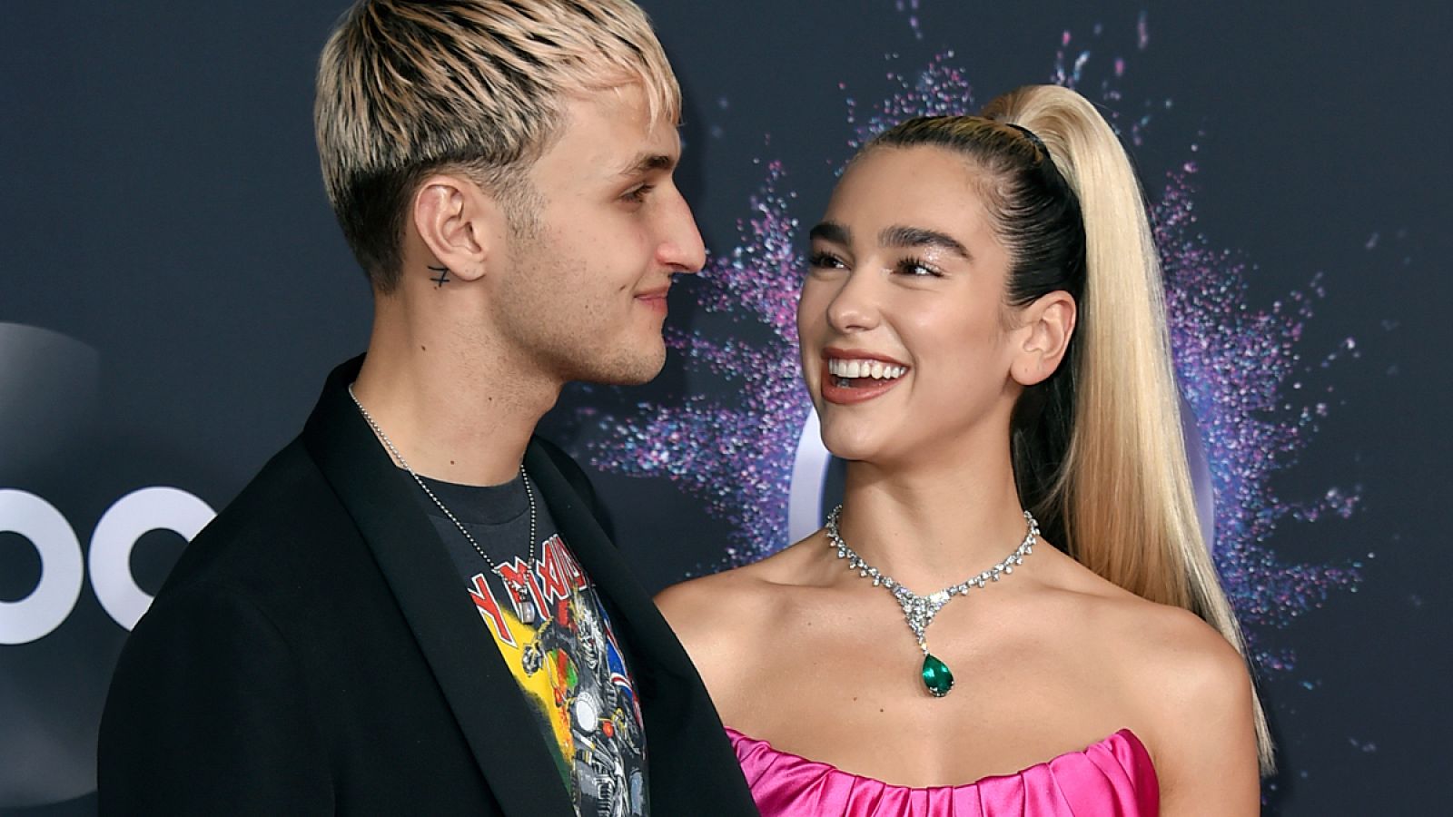 Dua Lipa y Anwar Hadid, en la alfombra roja de los Premios American Music 2019, en Los Ángeles.