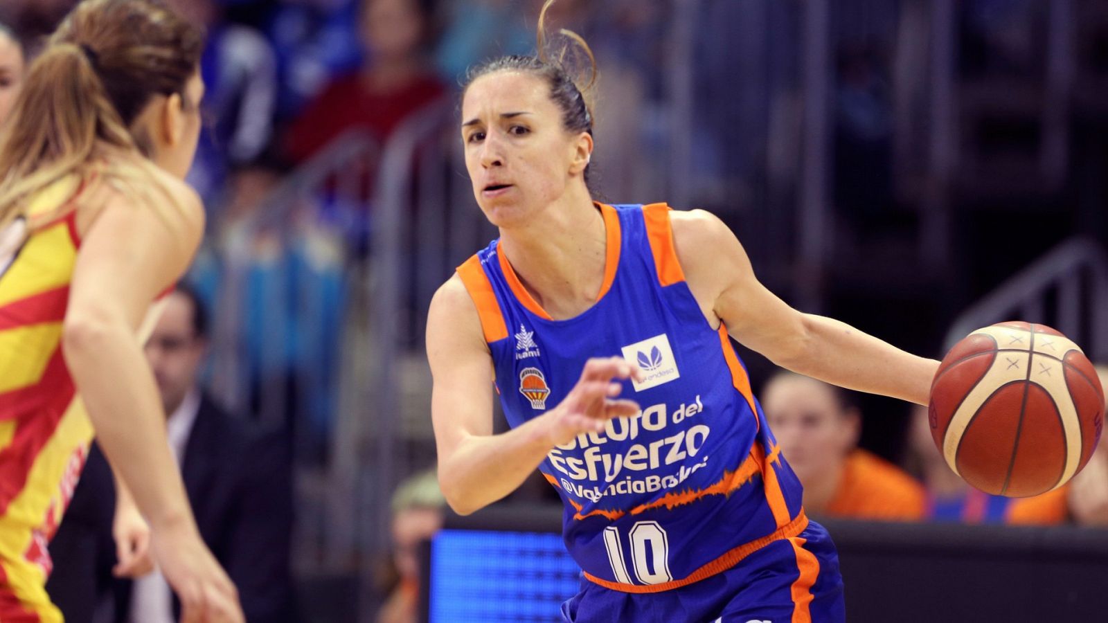 La jugadora Queralt Casas (d) del Valencia Basket, defiende la posesión en el partido ante el Spar Citylift Girona,