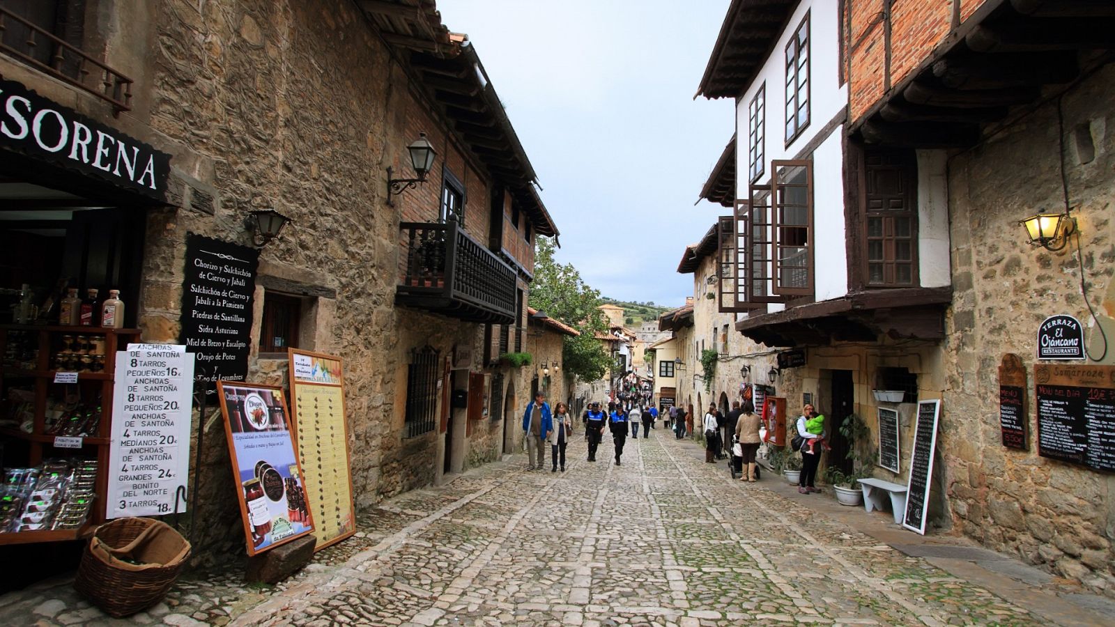 Vista de una de las calles de Santillana del Mar, Cantabria.